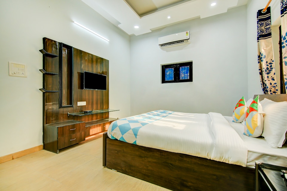 OYO Home 60137 Elegant 3BHK Apartment Dehradun, Rajpur Road Dehradun, Dehradun