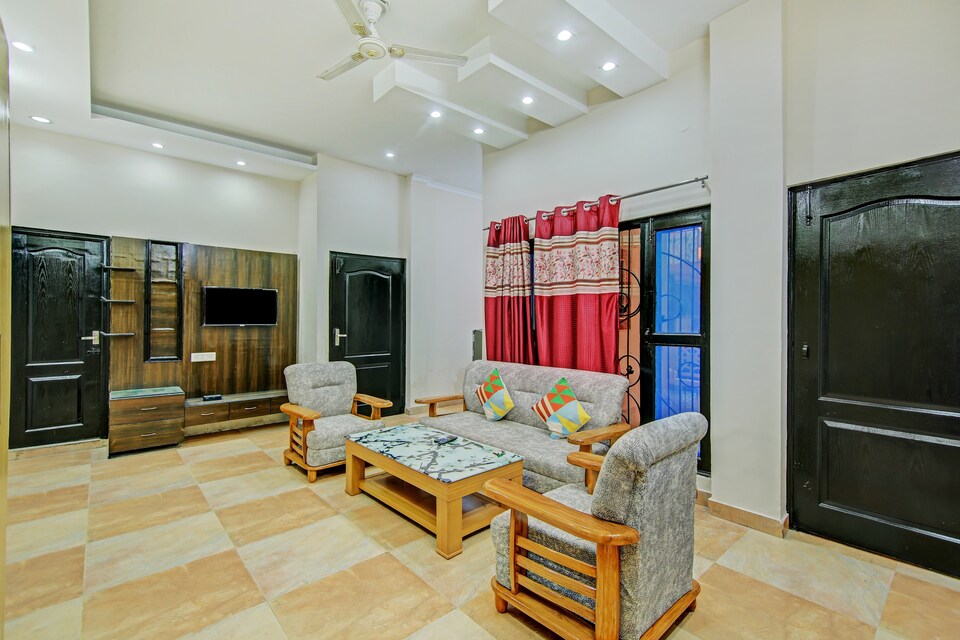 OYO Home 60140 Elegant 2BHK Apartment Dehradun, Rajpur Road Dehradun, Dehradun