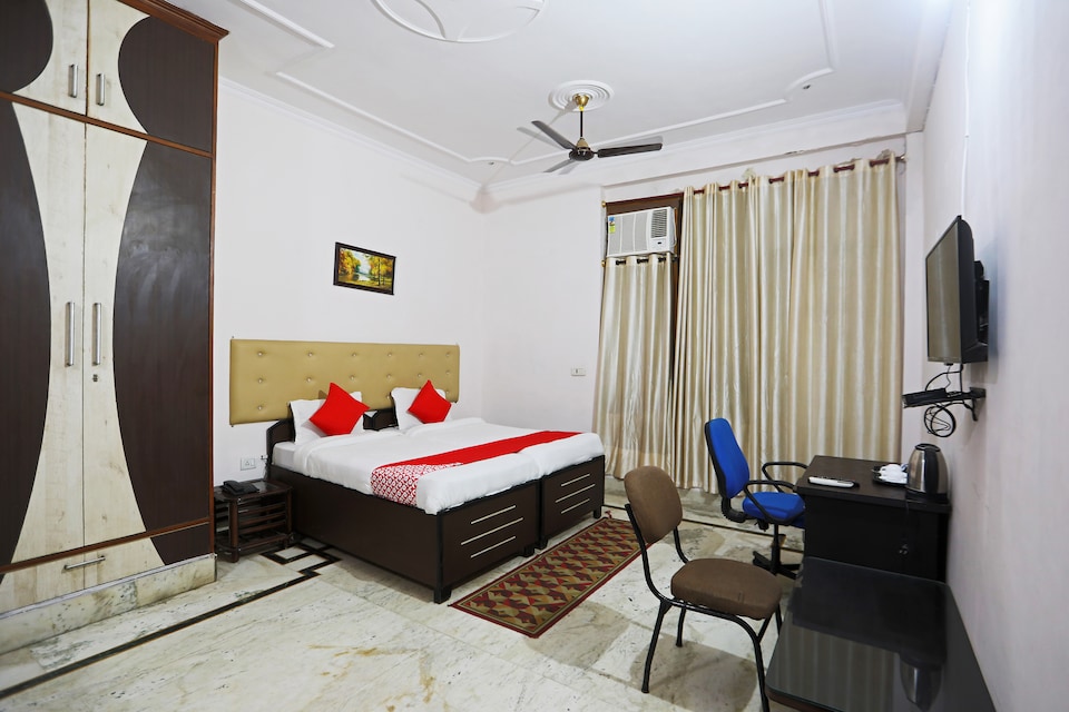 OYO 60205 E Expressway, Noida Expressway SEZ, Noida