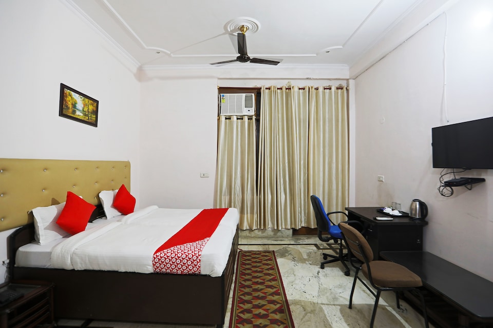 OYO 60205 E Expressway, Noida Expressway SEZ, Noida