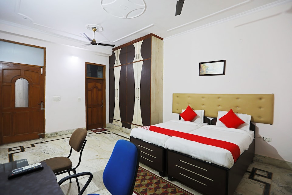 OYO 60205 E Expressway, Noida Expressway SEZ, Noida