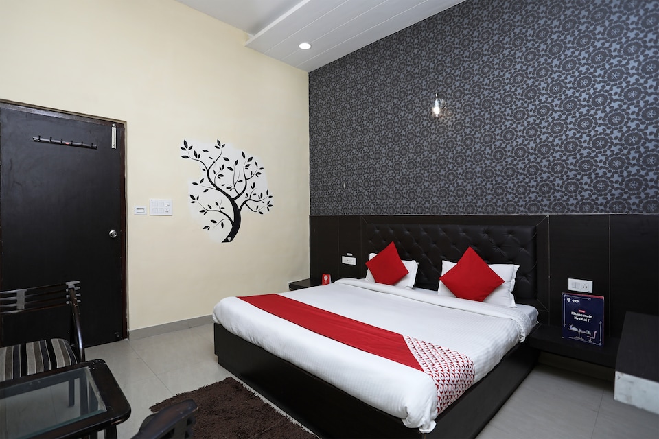 OYO 4924 Maanya Palace, Civil Lines Bareilly, Bareilly