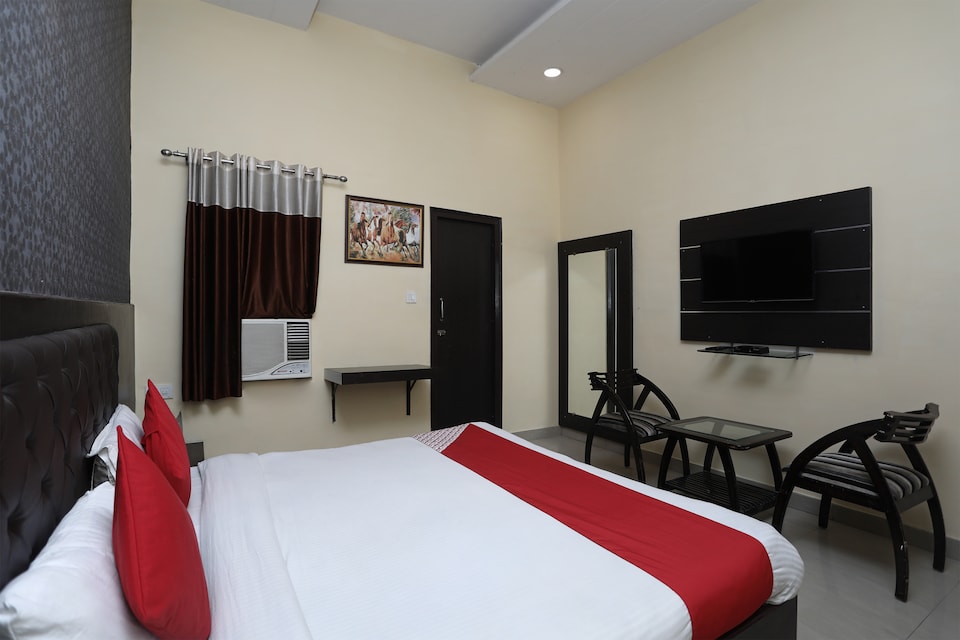 OYO 4924 Maanya Palace, Civil Lines Bareilly, Bareilly