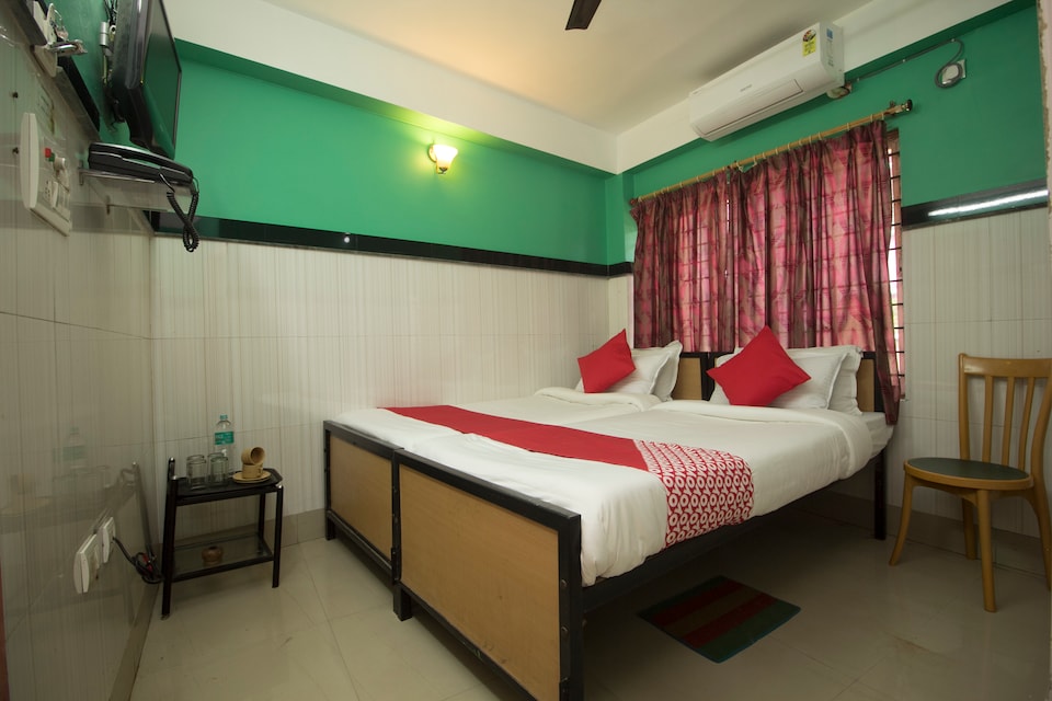 OYO 16064 Hotel Tirupati, New Jalpaiguri Station Area Siliguri, Siliguri