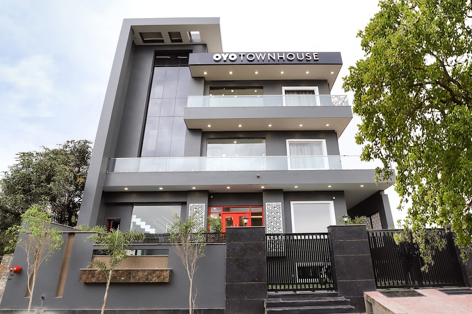 OYO Townhouse 383 Kathauta Near Indira Nagar Metro Station, Gomti Nagar Lucknow, Lucknow