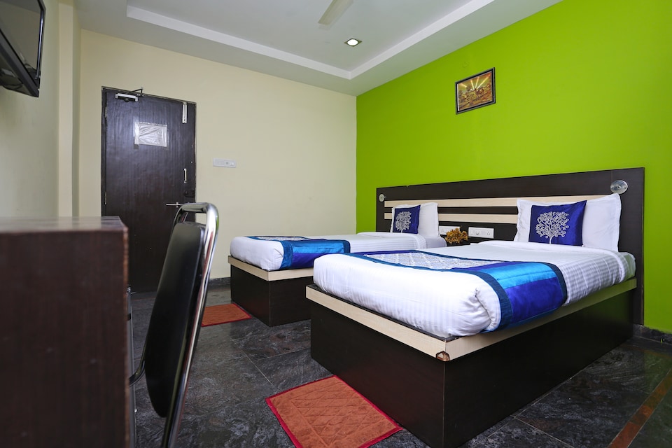 OYO 4937 near DLF, Gachibowli, Hyderabad