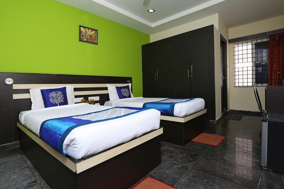 OYO 4937 near DLF, Gachibowli, Hyderabad