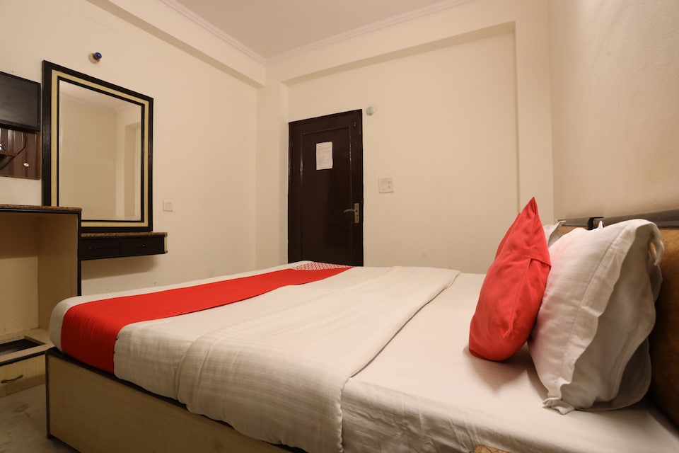 OYO Hotel Silver Rooms Near Gurudwara Shri Bangla Sahib, Karol Bagh Delhi, Delhi