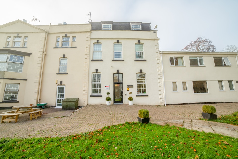 OYO Flagship Winford Manor, Bristol, Bristol