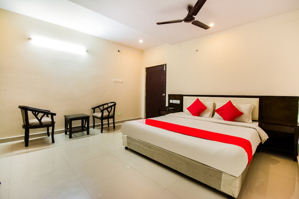 Capital O 60668 Hotel Kiran Vilas International, Ramaraopet Kakinada-II, Kakinada