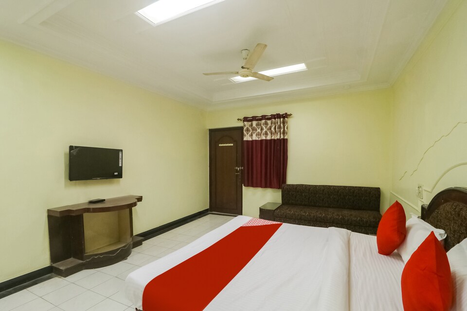 OYO 60743 Apna Hotels, Jaistambh Chowk, Raipur