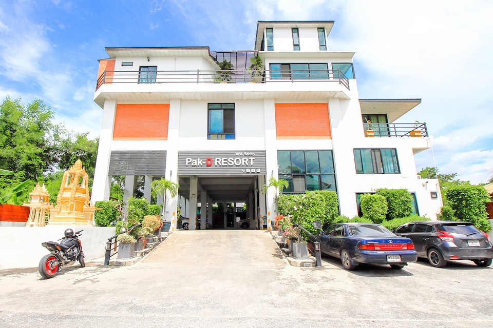 Vaccinated Staff - OYO 318 Pak D Resort, BE_Lad Prao P2, Bangkok