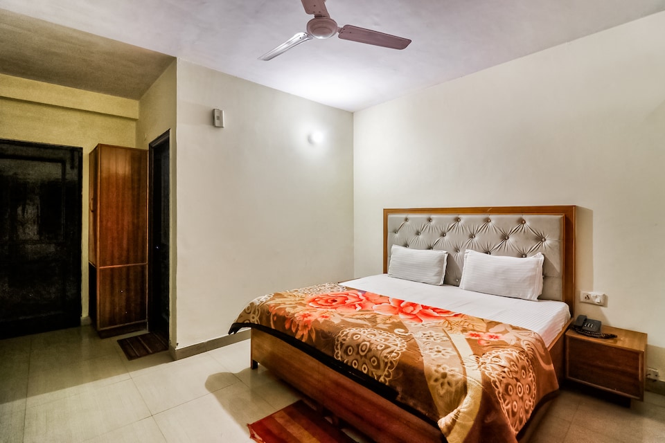 OYO 60953 Hotel Pine Tree, Mall Road Mussoorie, Mussoorie
