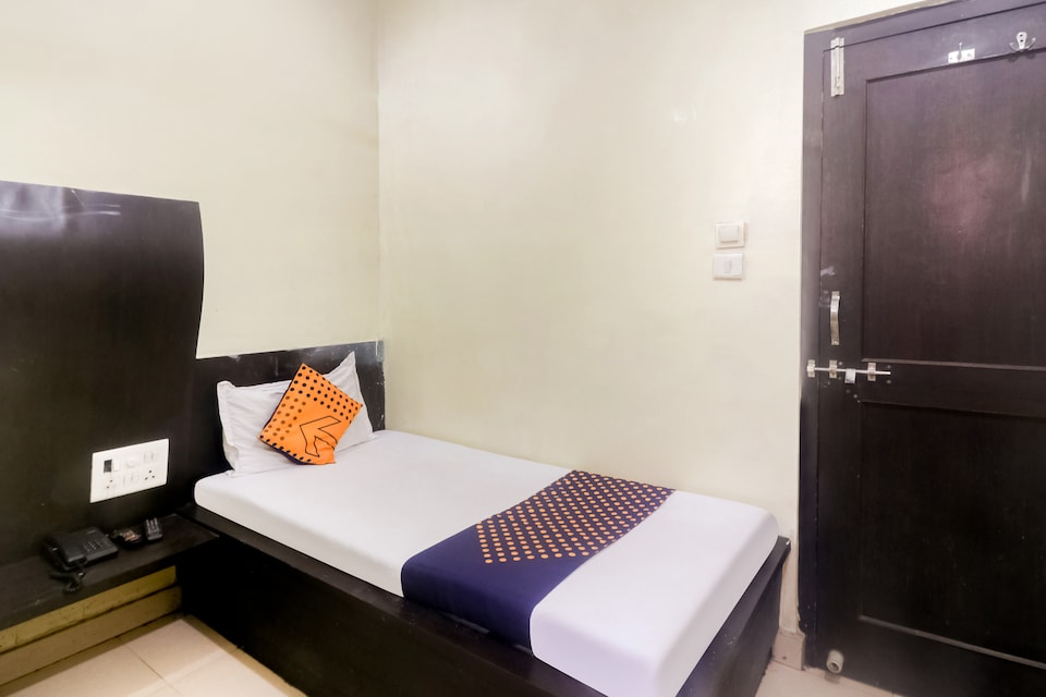 SPOT ON 60962 Hotel Chandra, Station Road - Raipur, Raipur