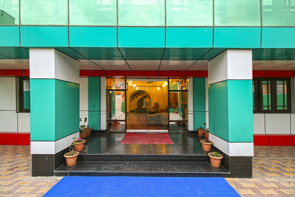 Capital O 4973 Hotel Ibni Kabeer, Rajbagh Srinagar, Srinagar