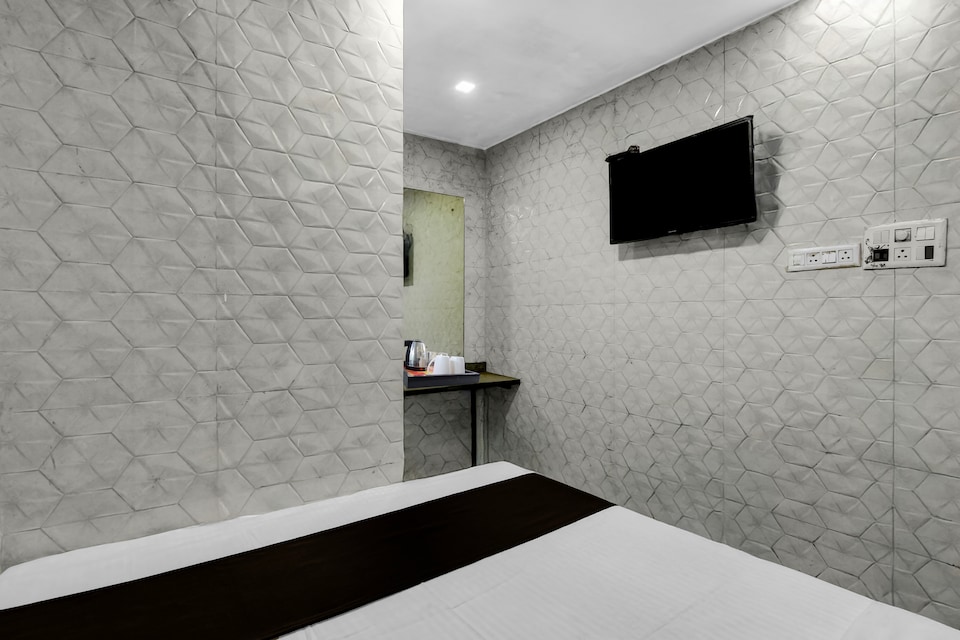 Hotel O Girish Park Metro Station Kolkata Formerly Babu Lal Soni Guest House, Sealdah Kolkata, Kolkata