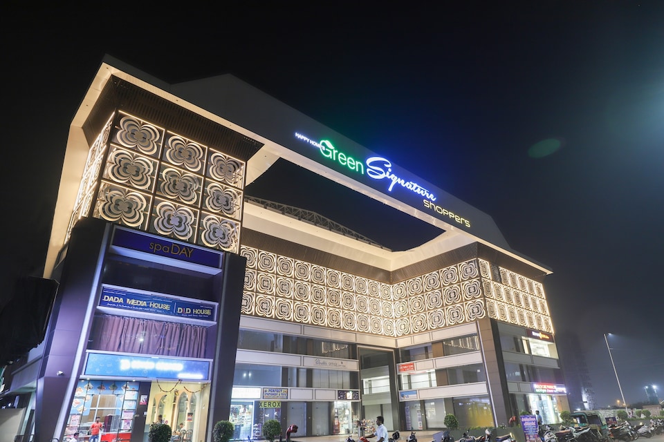 Capital O 61298 Hotel Casa Blanca, Vesu, Surat