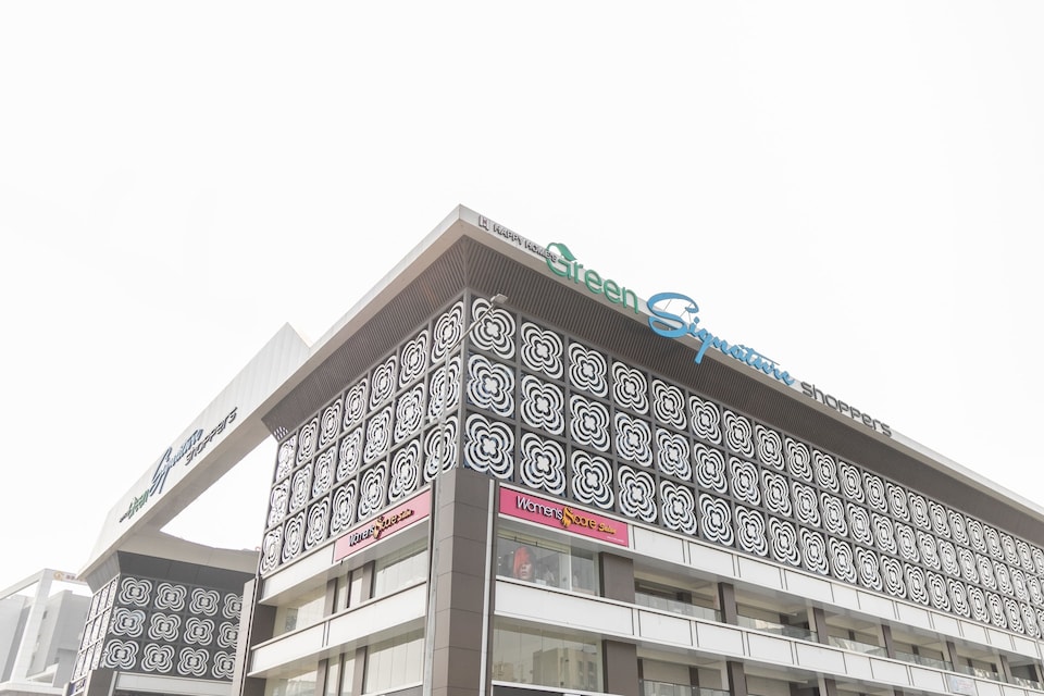 Capital O 61298 Hotel Casa Blanca, Vesu, Surat