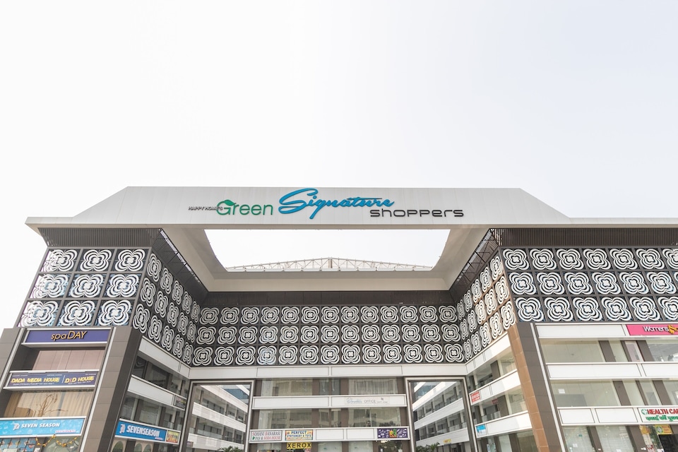 Capital O 61298 Hotel Casa Blanca, Vesu, Surat