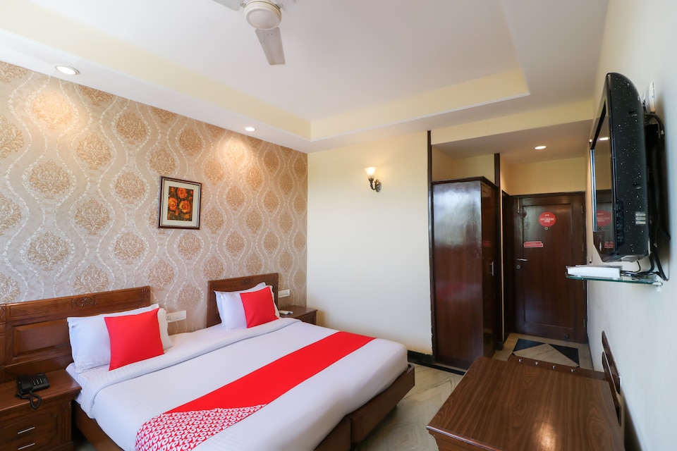 OYO 808 Hotel Auzone & Spa, Hotel Market Chandigarh, Chandigarh