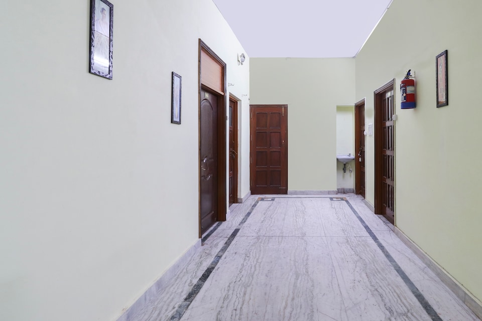 OYO Krisjal Inn, Hazratganj Lucknow, Lucknow