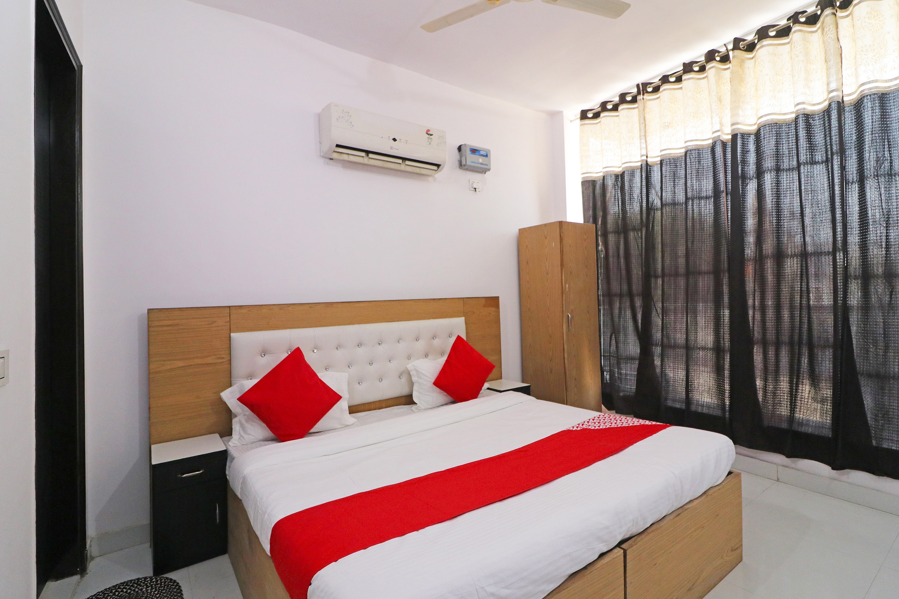 Oyo Red Carmine Oyo Rooms Delhi Book 1485 Oyo
