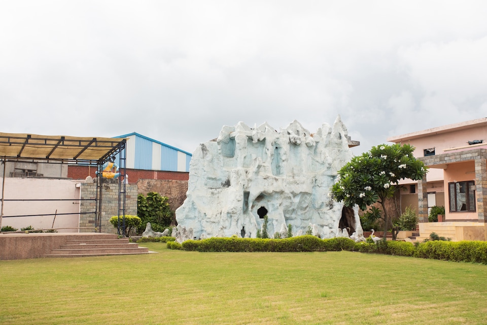 Capital O 61647 Good Luck Resorts, Ghaziabad City, Ghaziabad