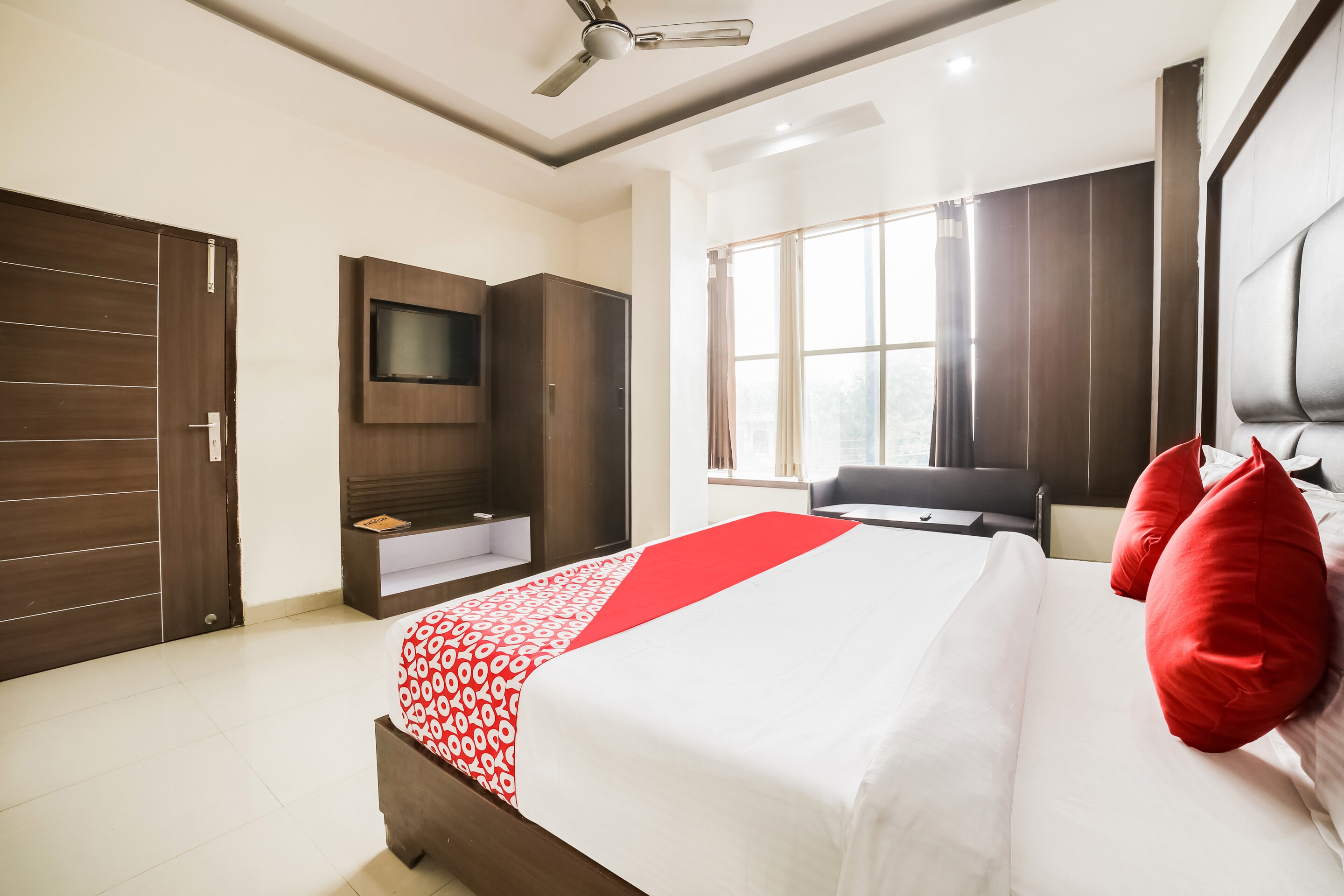 Oyo 61665 Hotel Pmg Plaza Narnaul Price, Reviews, Photos & Address