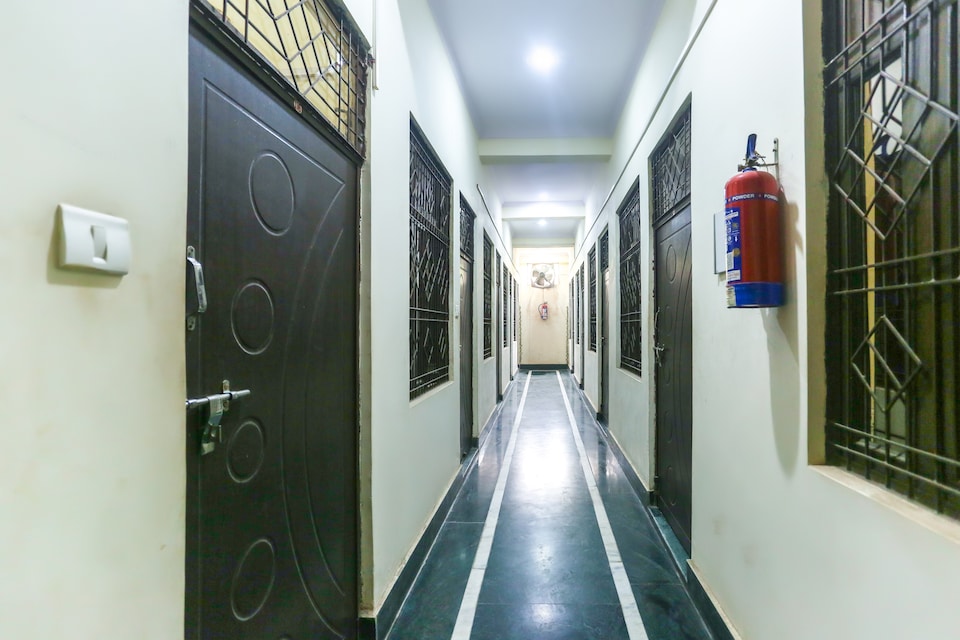 SPOT ON 61834 Haidri Inn, Chowk Allahabad, Prayagraj