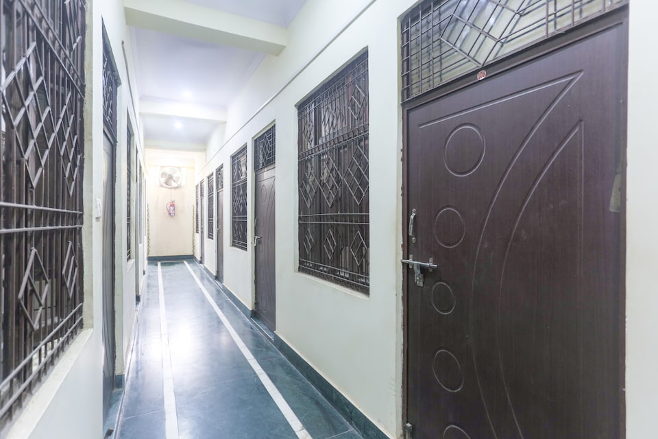 SPOT ON 61834 Haidri Inn, Chowk Allahabad, Prayagraj