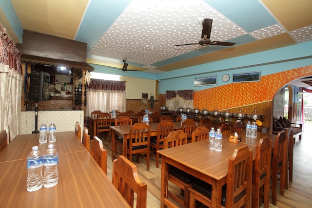 OYO 618 Hotel Middle Point