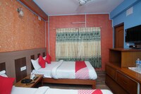 OYO 618 Hotel Middle Point