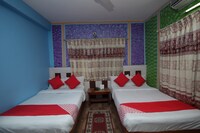 OYO 618 Hotel Middle Point