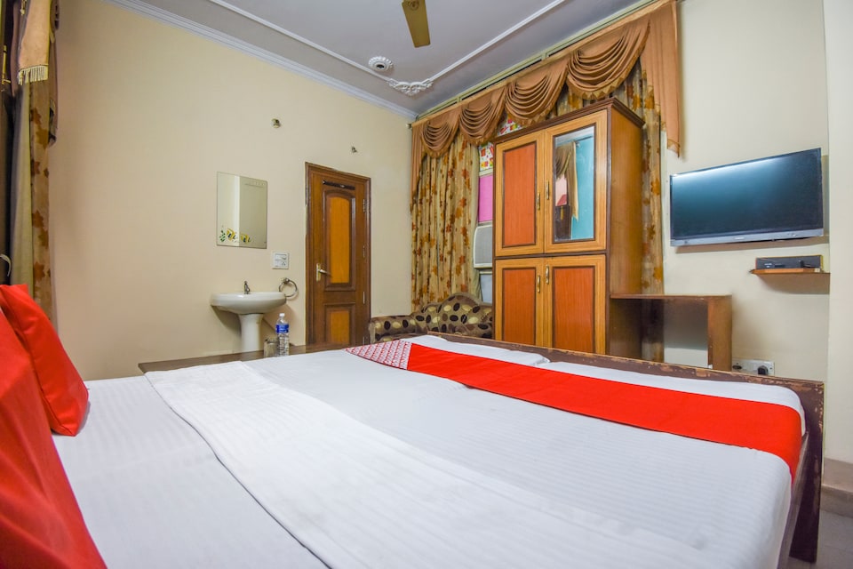 OYO 5022 Hotel Golden Palace, Sector 45 Chandigarh, Chandigarh