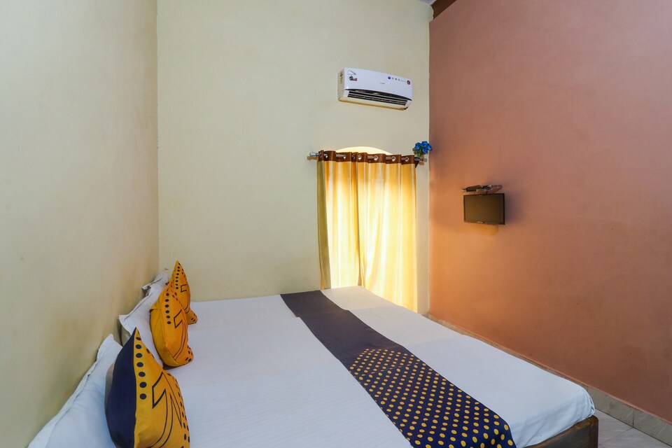 SPOT ON 61937 Hotel Shiv Ananad, Godowlia, Varanasi