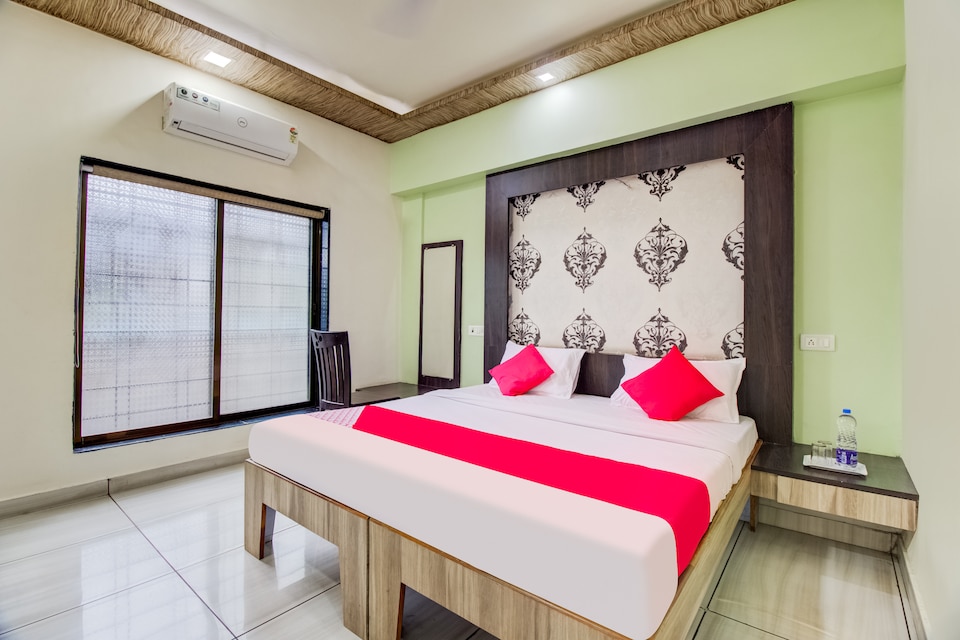 OYO Hotel Keshava Palace, Mangaon, Mangaon