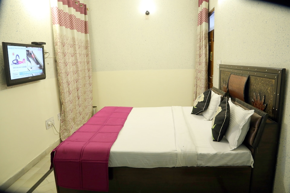 OYO 5027 Hotel Golden Plaza 2, South Chandigarh, Chandigarh