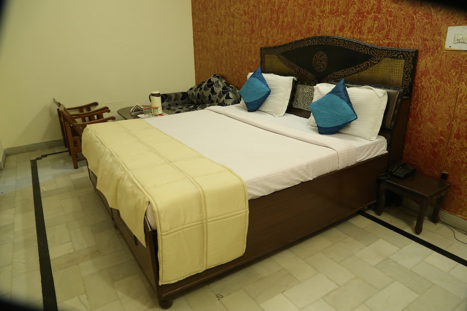 OYO 5027 Hotel Golden Plaza 2, South Chandigarh, Chandigarh