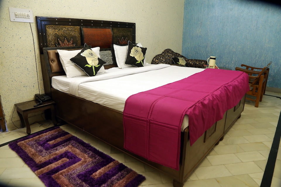 OYO 5027 Hotel Golden Plaza 2, South Chandigarh, Chandigarh