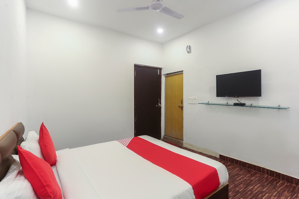 OYO 62052 Happy Hours, Airport Road - Raipur, Raipur