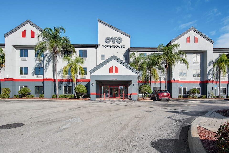 OYO Townhouse Orlando West, C32808, Orlando