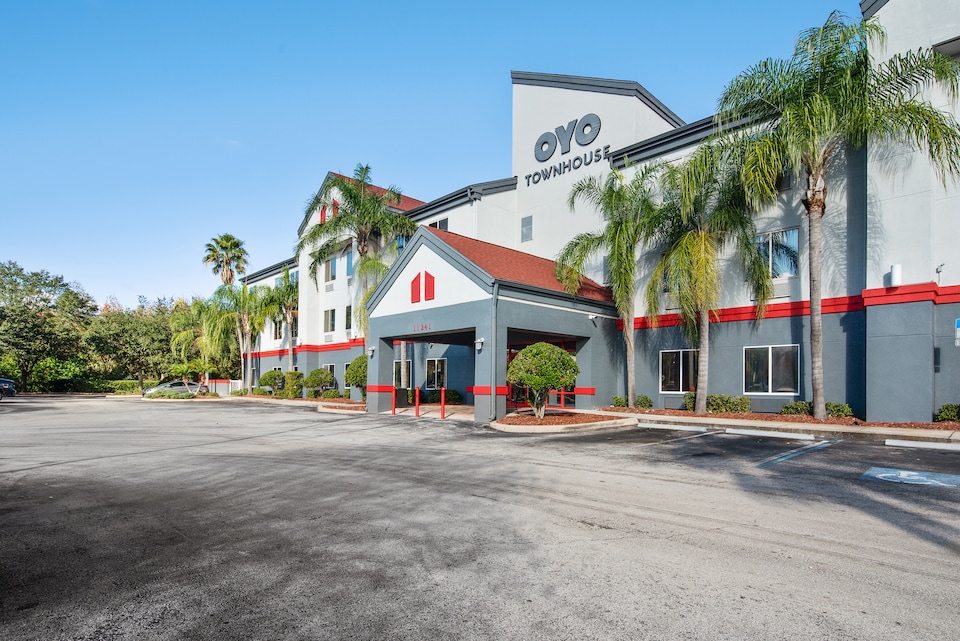 OYO Townhouse Orlando West, C32808, Orlando