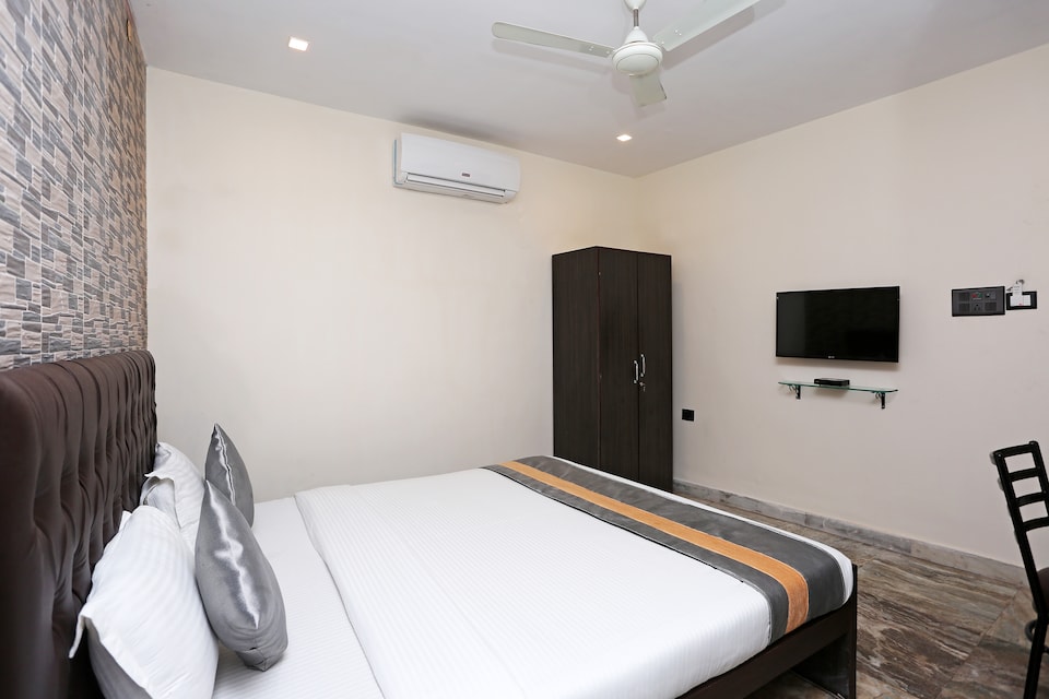 Collection O Church View Near St. Thomas's Church, Esplanade Kolkata, Kolkata