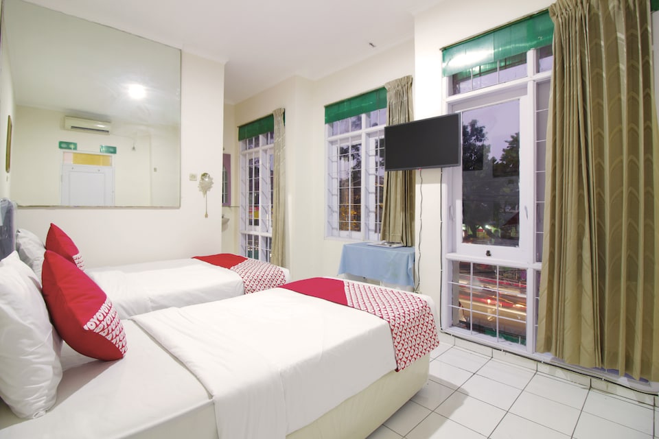 OYO Flagship 1779 Syahransah Guest House, Pasteur, Bandung