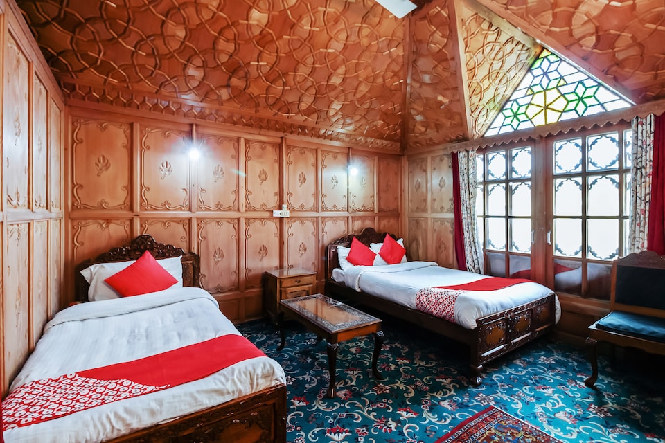 OYO 5056 Houseboat Batkoo, Nigeen Lake, Srinagar