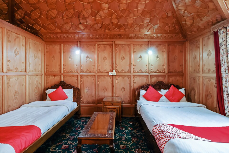 OYO 5056 Houseboat Batkoo, Nigeen Lake, Srinagar
