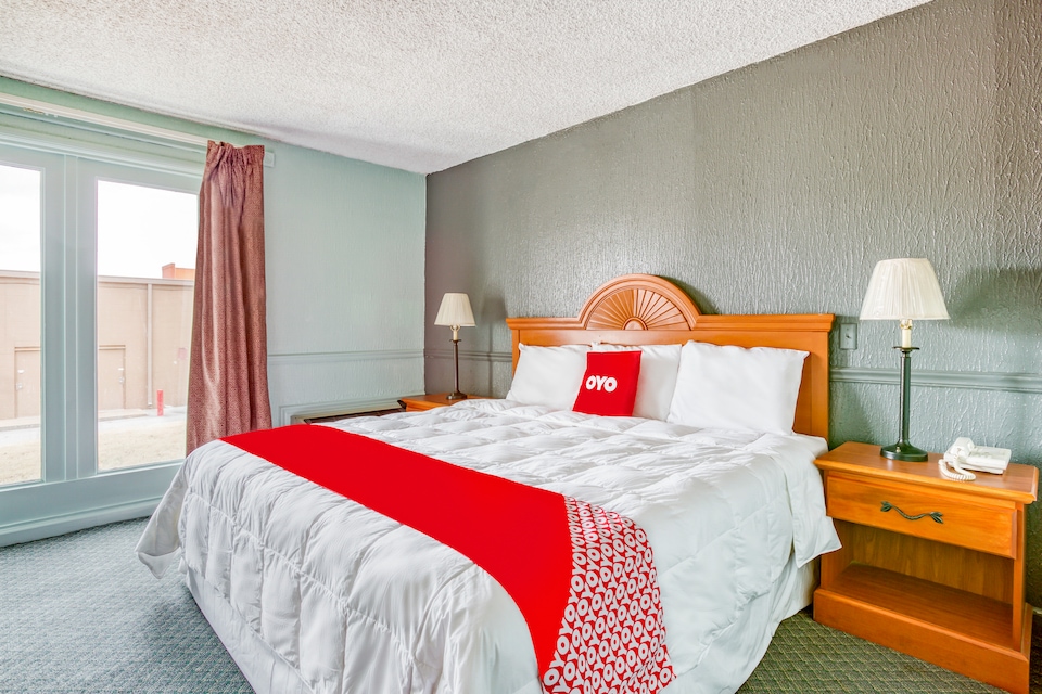 OYO Townhouse Tulsa Woodland Hills, C74012, Tulsa