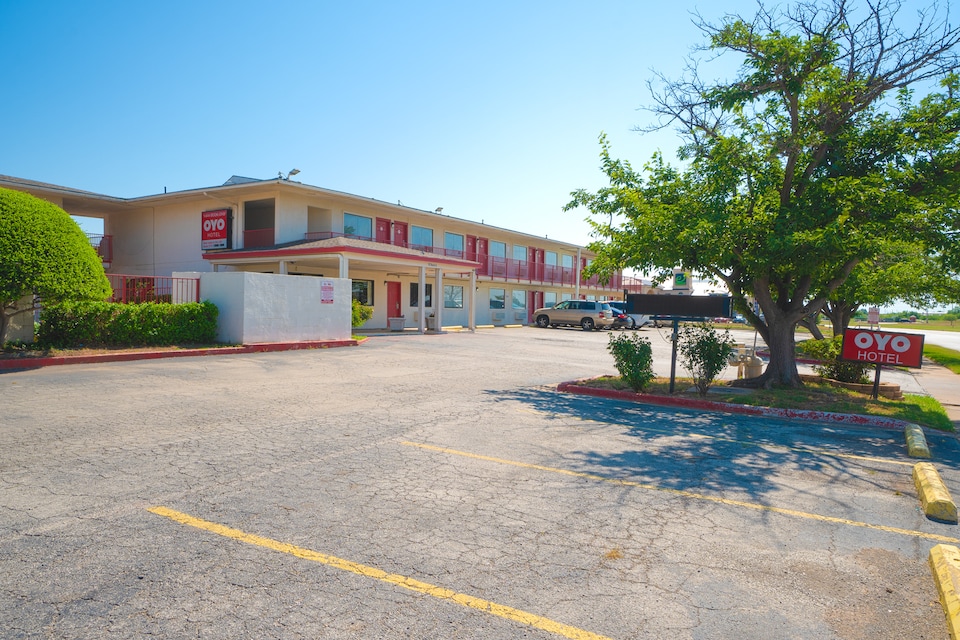 OYO Hotel Wichita Falls I-44 at Maurine St, C76306, Wichita Falls TX