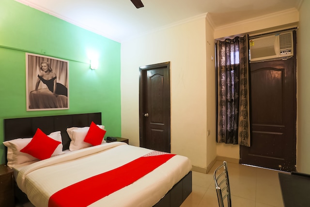 OYO M J Residency Near Bestech Central Square Mall