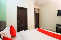 OYO M J Residency Near Bestech Central Square Mall